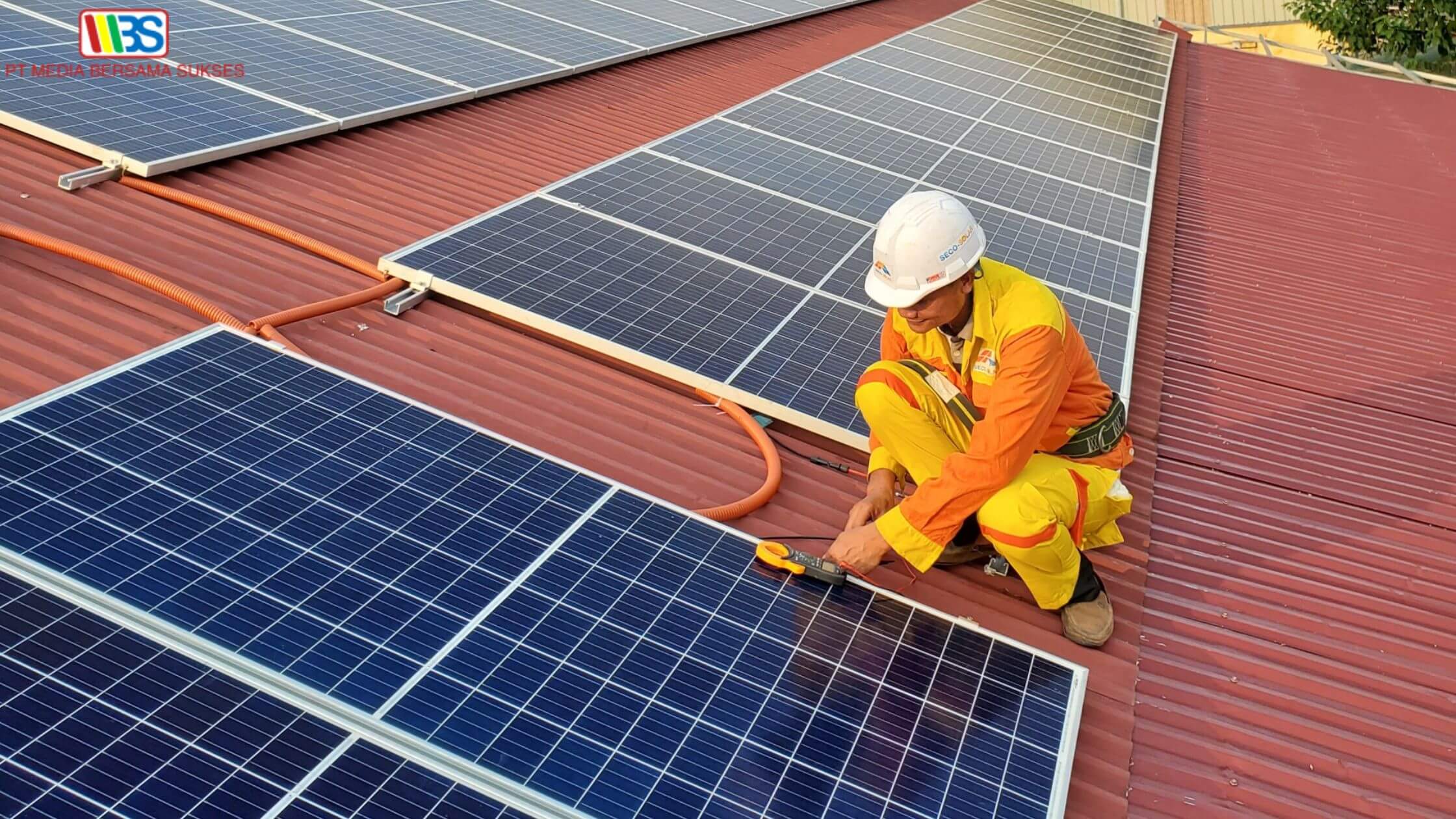 Pemasangan panel Surya